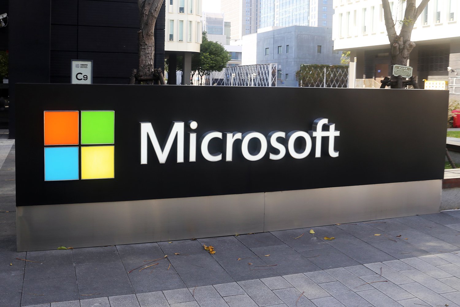 Analysts Notice Microsoft Quietly Cancelling Data Center Leases